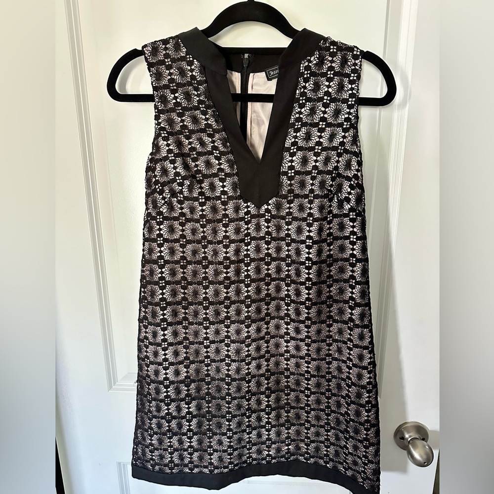 Jessica Howard Dress Women’s size 6P Black lace over beige lining GORGEOUS